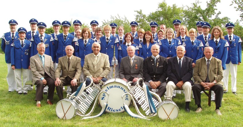 Spielmannszug komplett in neuen Uniformen
