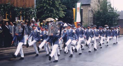 Foto vom Spielmannszug beim Parademarsch 1996
